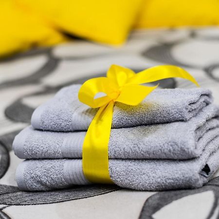 Black & Yellow Centrally Located Studio Novi Sad Esterno foto