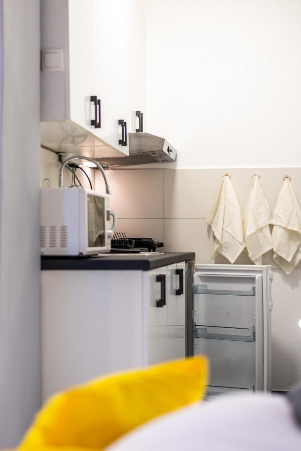 Black & Yellow Centrally Located Studio Novi Sad Esterno foto