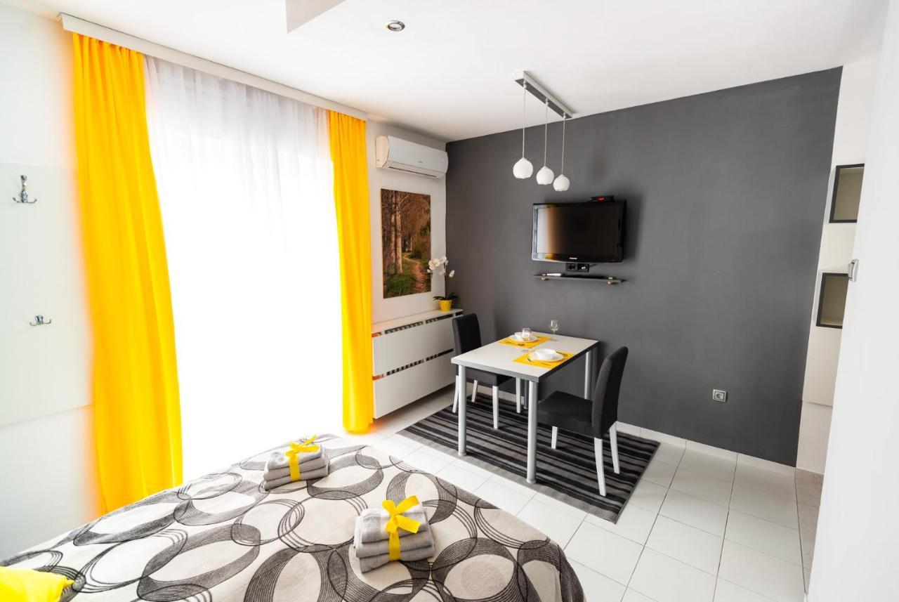 Black & Yellow Centrally Located Studio Novi Sad Esterno foto